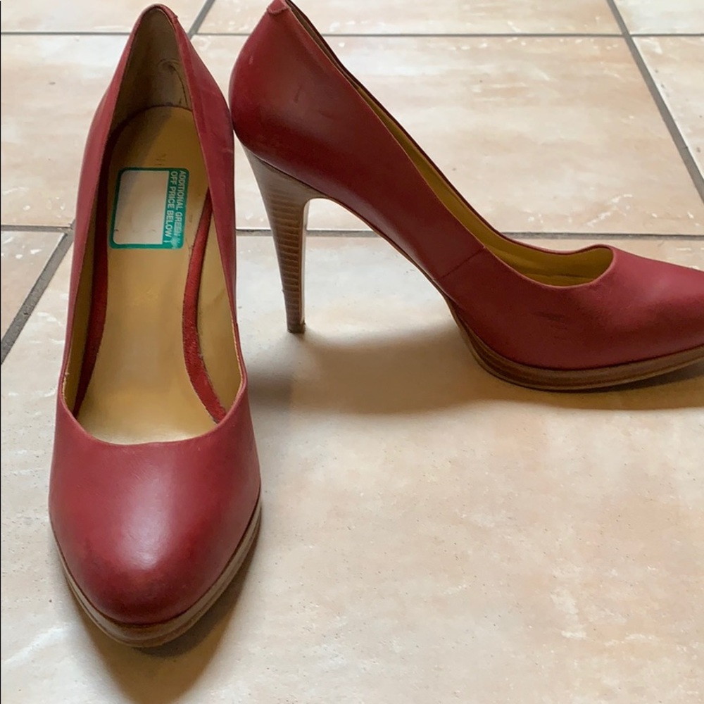 Size 11 Halogen red pumps